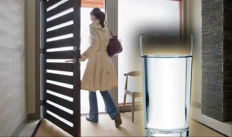 Lasă un pahar cu apă în fața ușii, înainte de a pleca la muncă. O să faci mereu așa, după ce afli asta