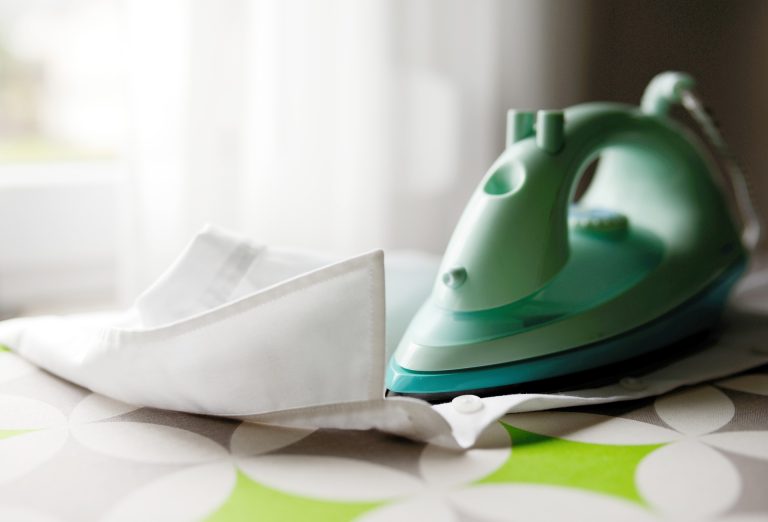 Ingredientul banal din bucătărie care te scapă de călcat. E cel mai tare truc pentru vacanțe, nu vei mai avea hainele șifonate