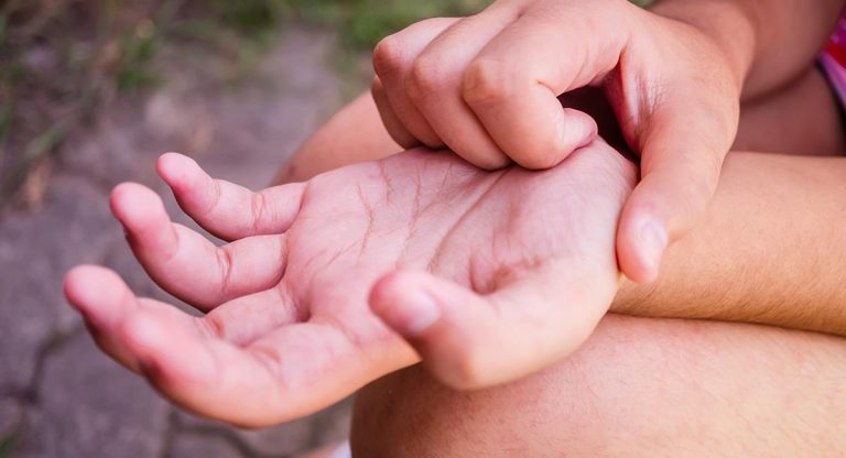 Ce înseamnă dacă te mănâncă palma stângă sau dreaptă. O veche superstiție arată clar, e legat de bani