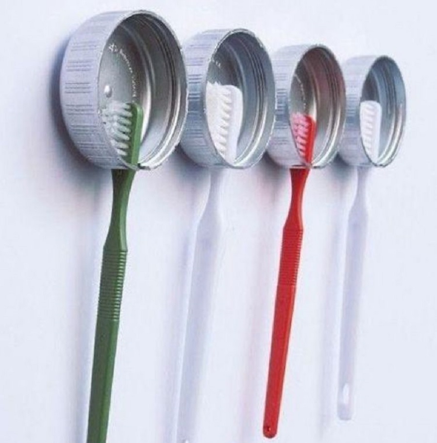 Modul nebănuit în care poți folosi capacele sticlelor de plastic în gospodărie. Nu le vei mai arunca, după ce vei afla asta. Au un rol util