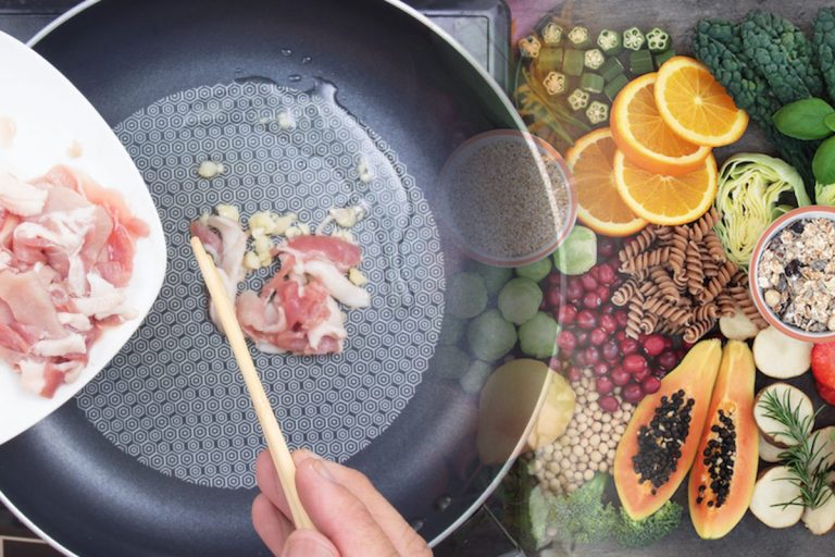 Alimentele pe care să nu le gătești niciodată în tigaie antiaderentă. Așa o strici din prima