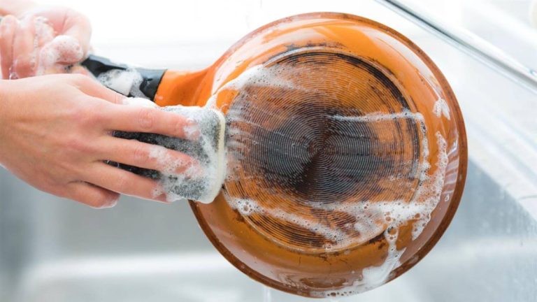 Trucul care salvează o tigaie arsă. Cu ce trebuie de fapt să o cureți. Amestecul puternic cu efecte uimitoare