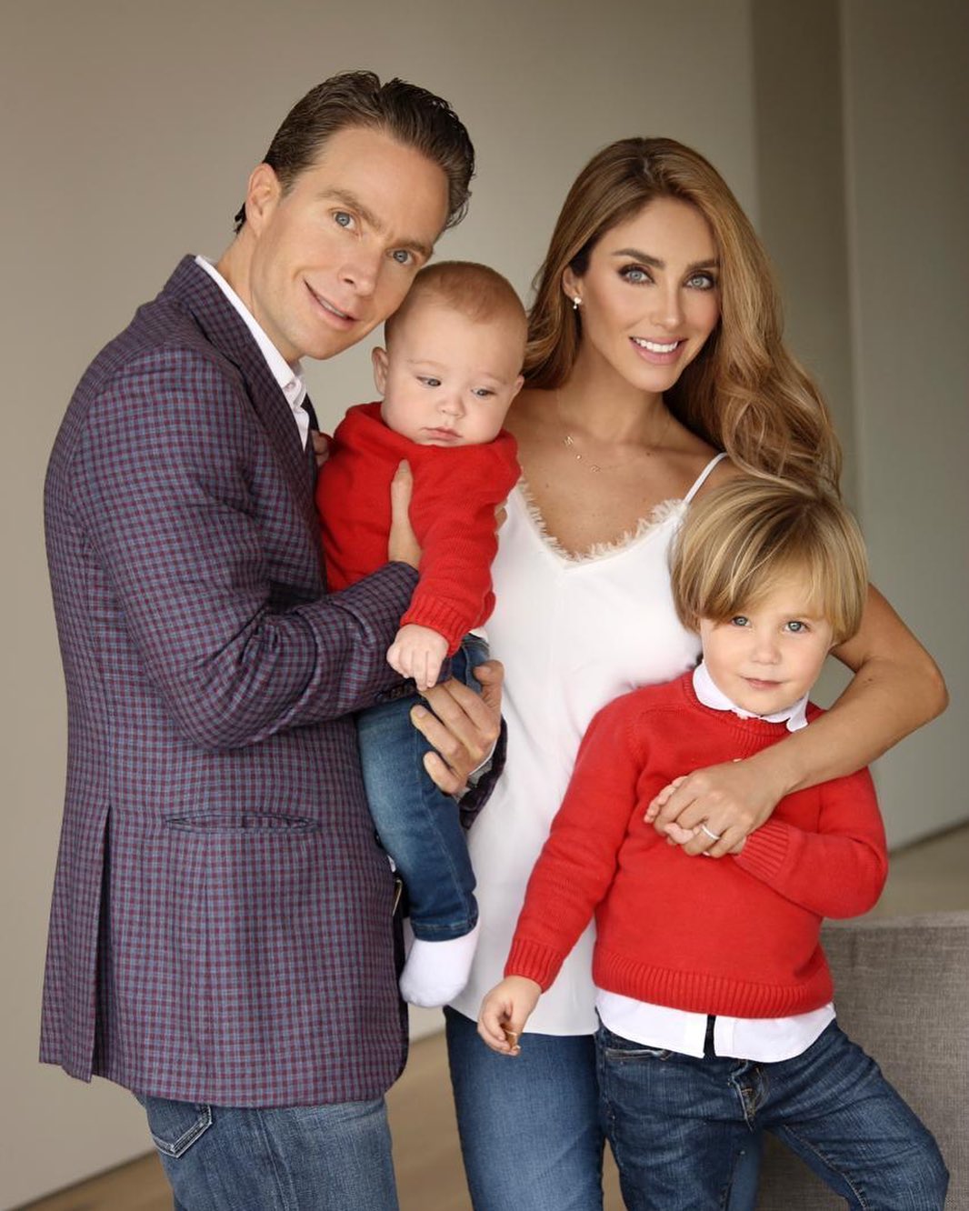 Anahi, sotul ei si cei doi copii pe care ii au impreuna