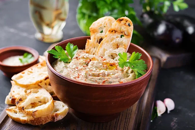 Nu mai pune maioneză în salata de vinete. Ingredientul special care îi dă un gust aparte, se poate consuma chiar și în post