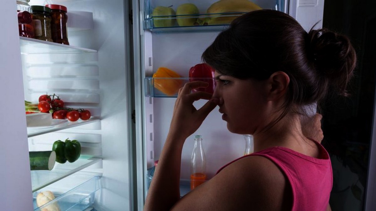 Cafeaua te scapa de mirosurile urate din frigider