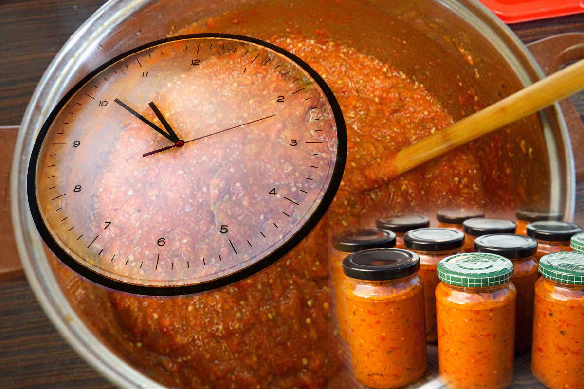 Cât timp se fierbe zacusca. Secretul ca să reziste toată iarna și să nu