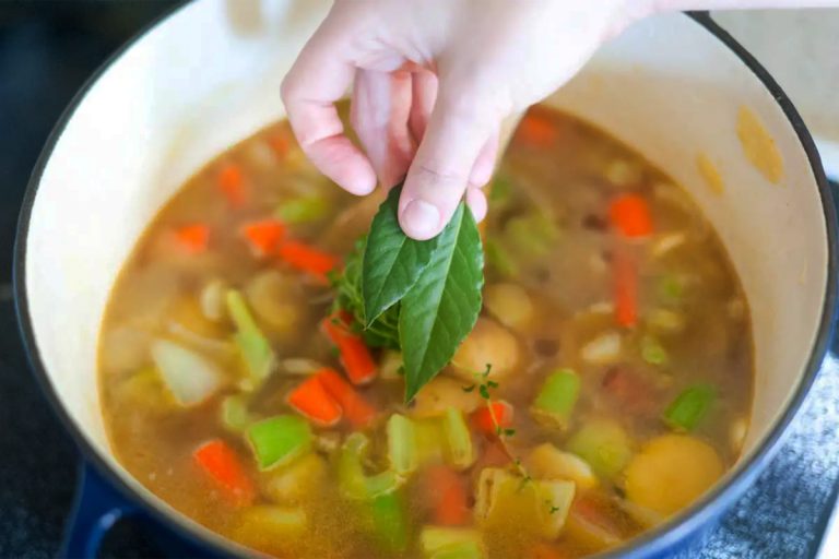 Când se pun foile de dafin în ciorbă, de fapt. Greșeala pe care o fac multe gospodine