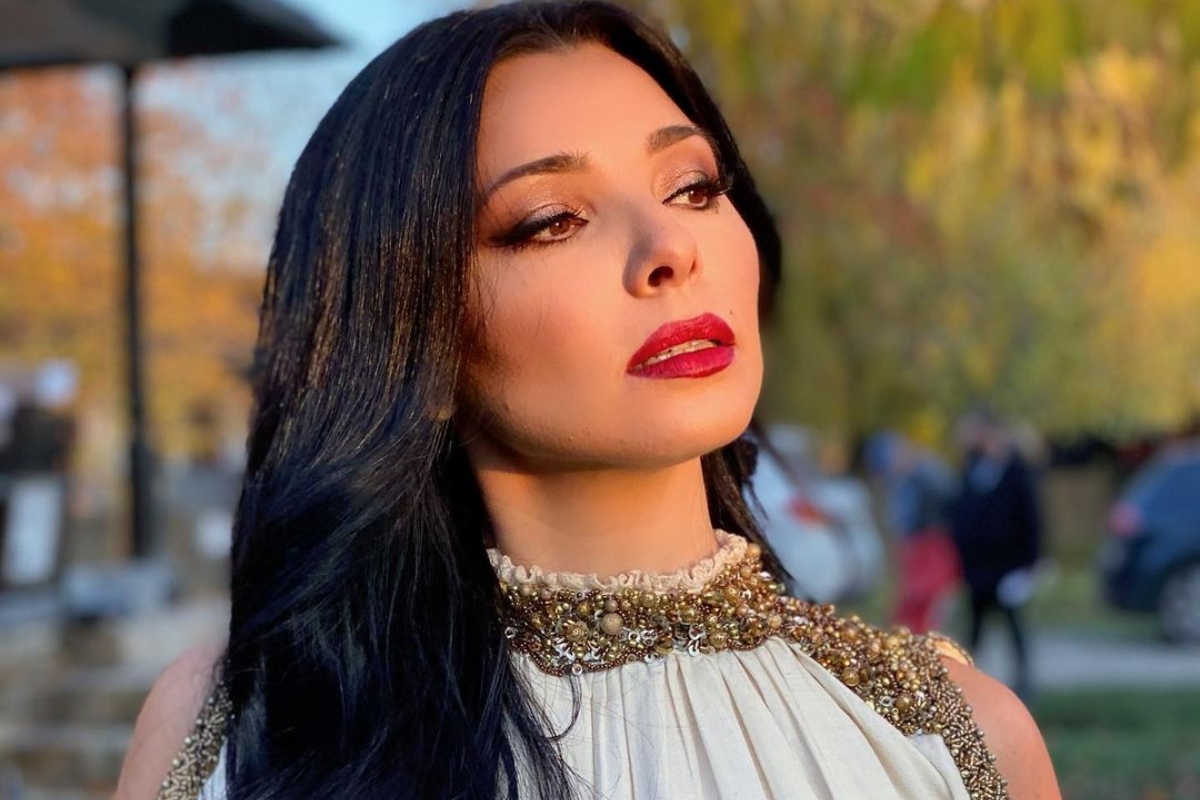 Ce face Corina Caragea pentru a avea un par des si lucios