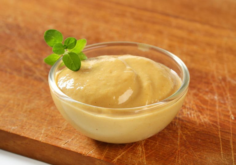 Ce să pui în muștar ca să reziste mai mult și să rămână cremos. Trucul preferat al celor mai renumiți bucătari