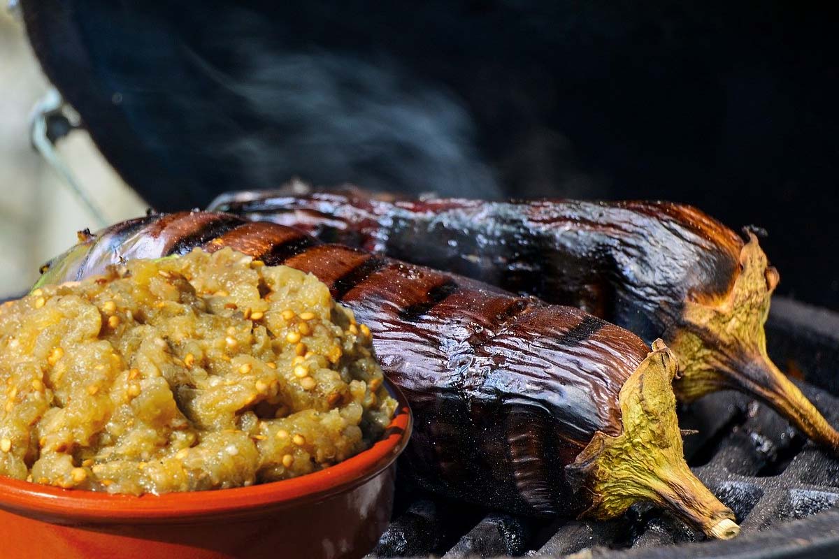 Cel mai rapid truc pentru a decoji vinetele coapte. Dureaza doar cateva secunde, itii va usura cu mult munca