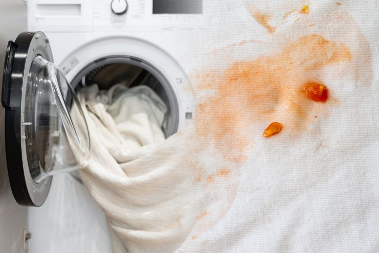 Cu ce să scoți petele de roșii de pe haine. Ai nevoie doar de aceste 4 ingrediente cu efect puternic