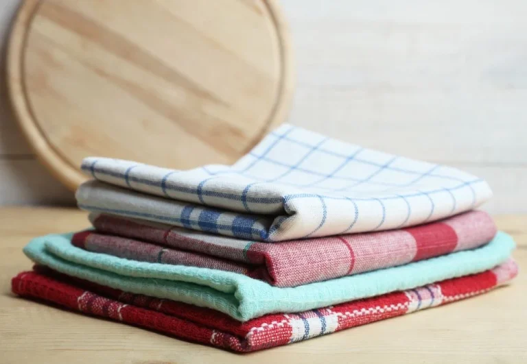 Ce să pui în apa în care speli prosoapele de bucătărie. Toate petele vor dispărea ca prin magie