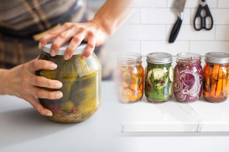 Cum să desfaci ușor borcanele cu murături. Nu îți trebuie cuțit, e cea mai simplă metodă