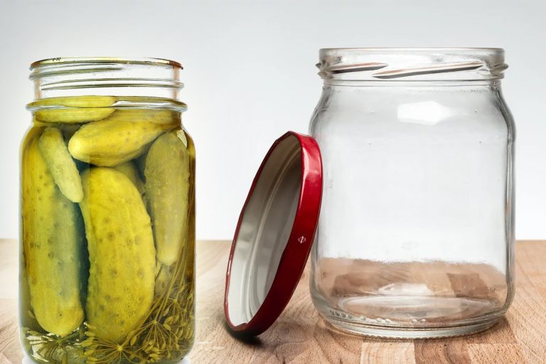 De ce să presari bicarbonat de sodiu în borcane, înainte de a așeza murăturile. Trucul pe care îl vei folosi mereu