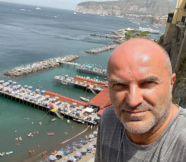 Destinația superbă de vacanță în care a plecat Dan Capatos cu familia. Imaginile te vor cuceri definitiv