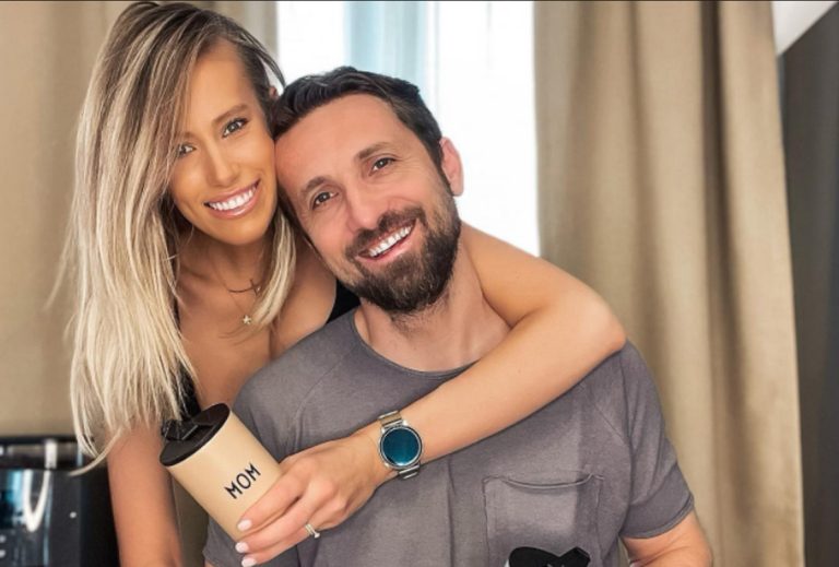 Imagine incendiară cu soția lui Dani Oțil. Gabriela a pozat complet goală în camera de hotel