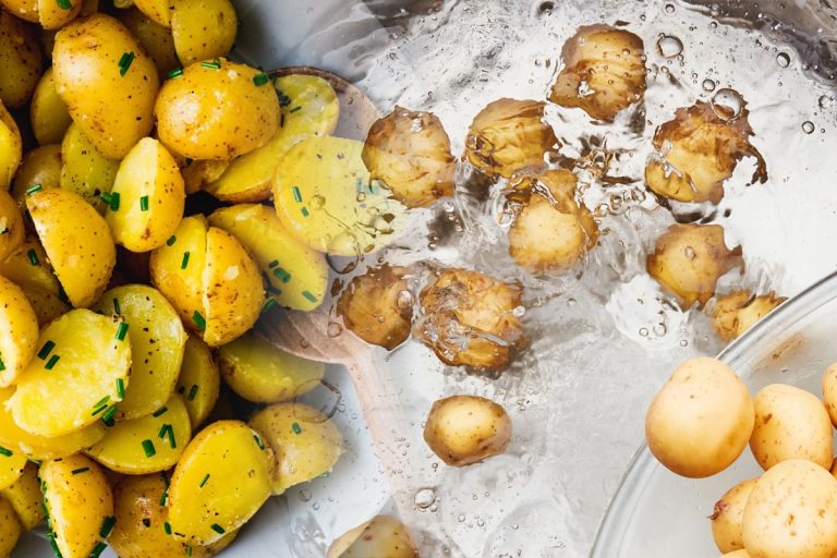 Ingredientul pe care să-l adaugi în oala cu cartofi pentru a fierbe de două ori mai repede. Este trucul marilor bucătarilor din întreaga lume
