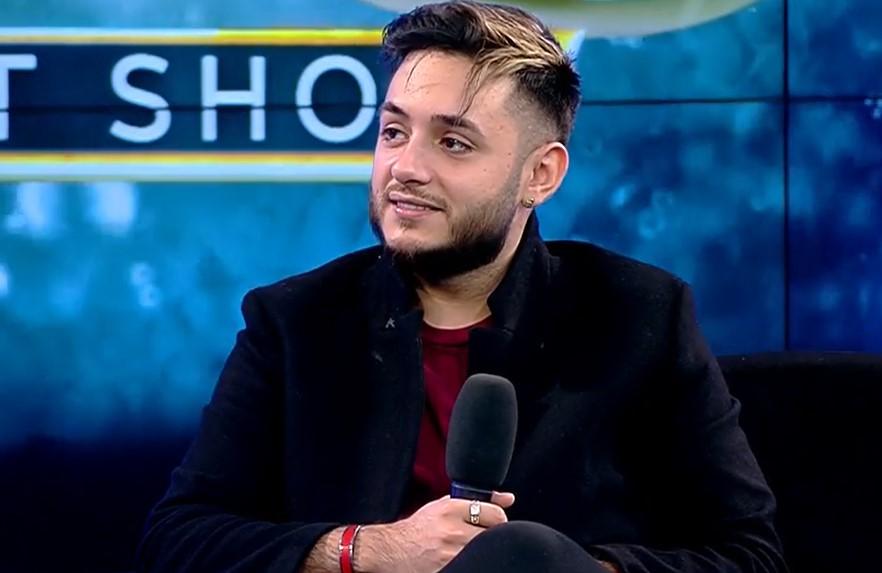 Ce face Johny Romano atunci când rudele îl roagă să cânte la vreo petrecere