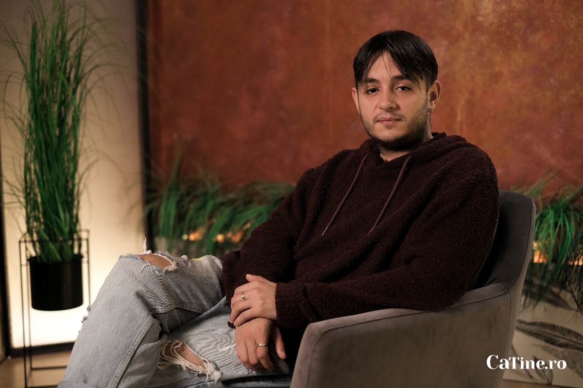 Ce face Johny Romano atunci când rudele îl roagă să cânte la vreo petrecere