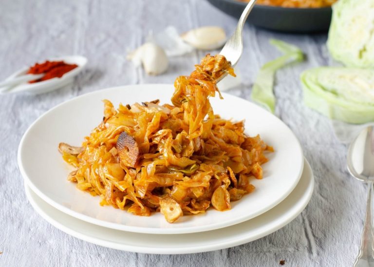 Pune acest ingredient secret în oala în care fierbe varza. Mâncarea ta va deveni de două ori mai gustoasă