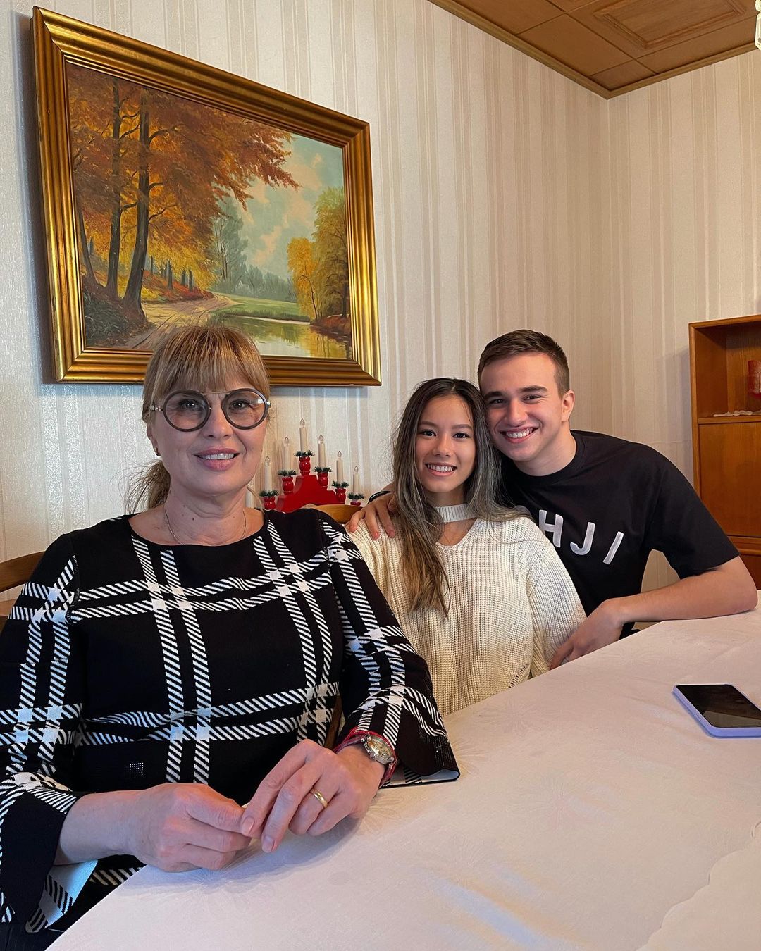 Mariana Pfeiffer, fiul ei si iubita acestuia