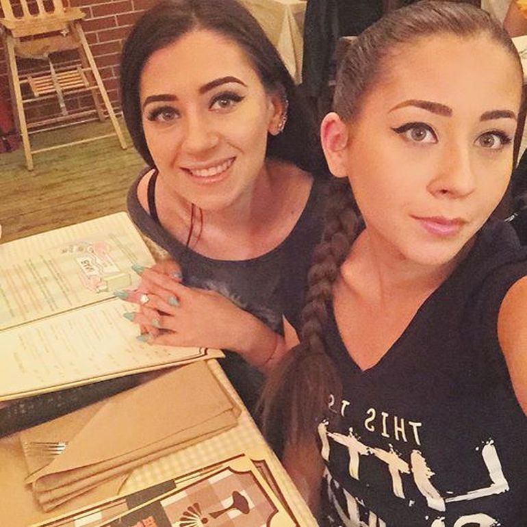 Nicole Cherry si sora ei