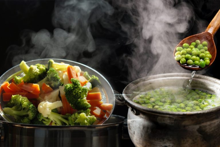 Nu mai arunca apa în care ai fiert legumele. Cât de utilă este, de fapt. Nici nu îți imaginai