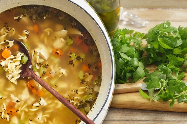 Nu mai pune leuștean în ciorbă. Greșeala pe care gospodinele o fac tot timpul