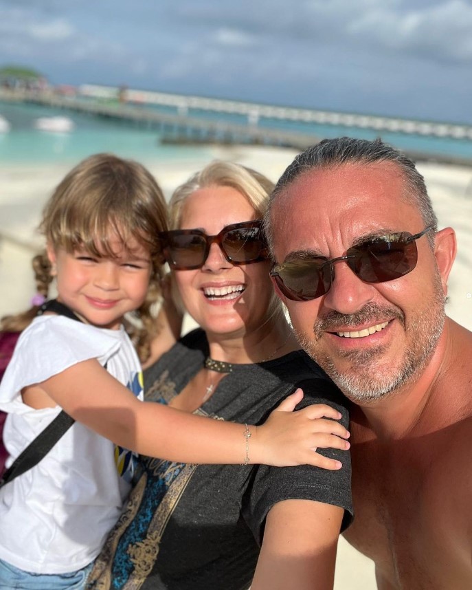 Pe Alessandra Stoicescu o știi de la Observator, însă cine este și cu ce se ocupă soțul ei, de fapt. Cel mai bine păstrat secret al vedetei