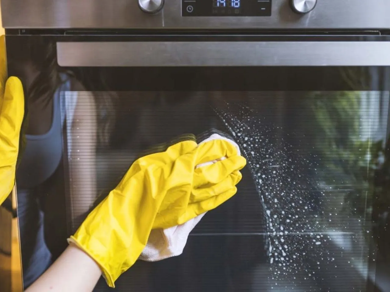 Produsesele banale cate te scapa de grasimea de pe sticla cuptorului