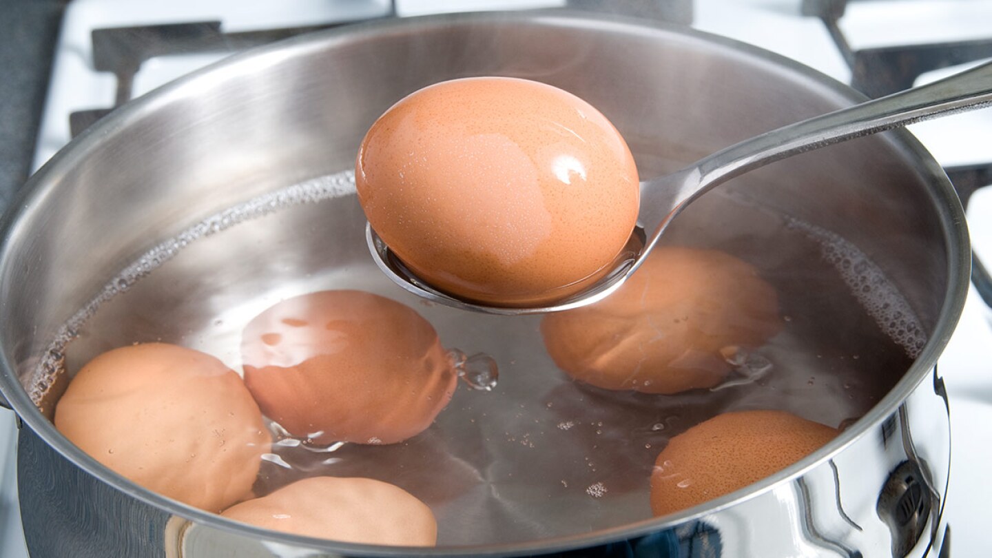 Respira adanc inainte sa afli acest secret. De ce sa pui otet in apa in care fierb ouale. Asta se intampla, de fapt