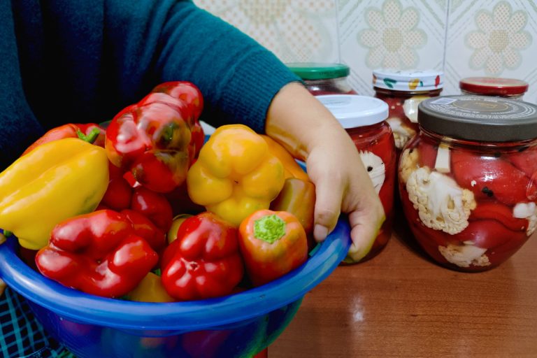 Secretul celor mai buni gogoșari în oțet. Ce pun gospodinele de la țară în borcane ca să rămână dulci acrișori până la primăvară. Rețeta simplă