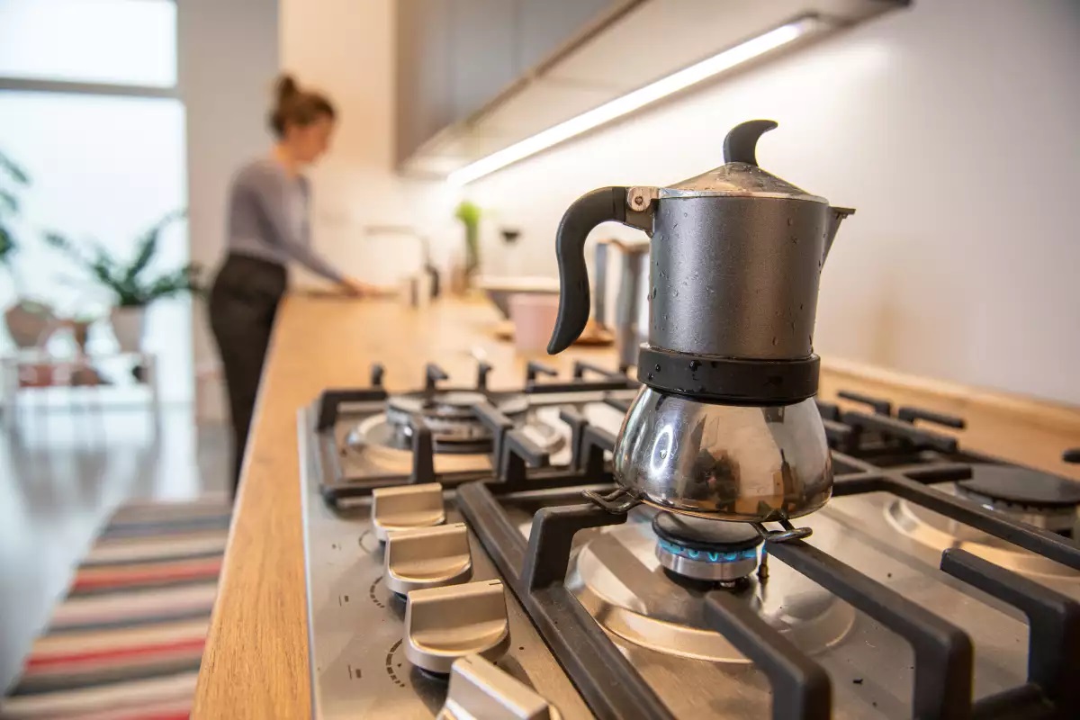 Singurul loc din bucatarie in care trebuie sa stea aragazul. La ce distanta sa fie de frigider. Strategia arhitectilor care iti va usura munca