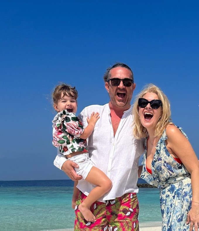 Pe Alessandra Stoicescu o știi de la Observator, însă cine este și cu ce se ocupă soțul ei, de fapt. Cel mai bine păstrat secret al vedetei