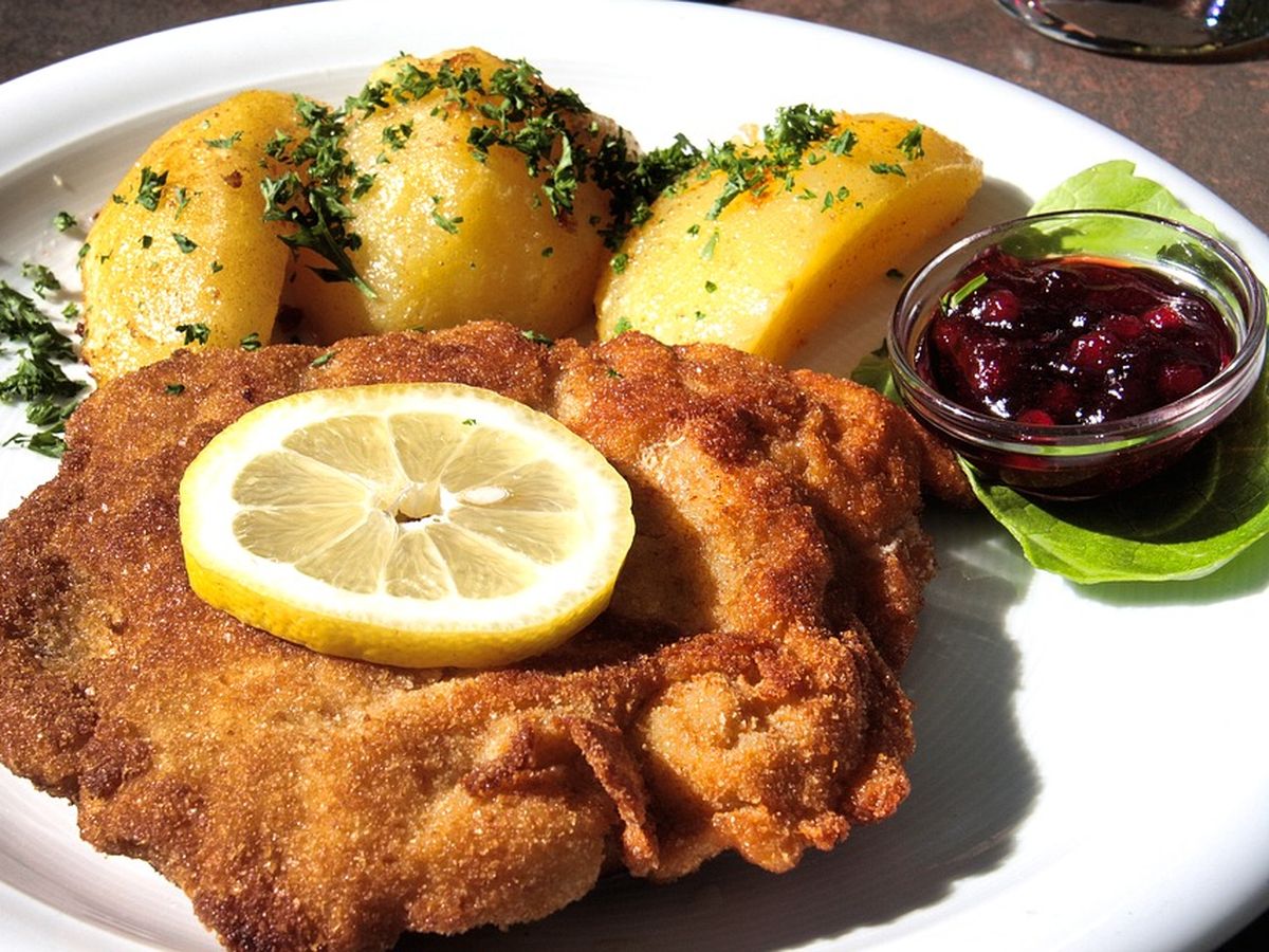 Cât rezistă șnițelele în frigider, de fapt. După câte ore nu mai sunt bune