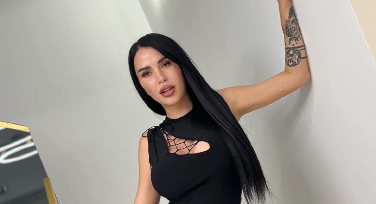 Cum a fost surprinsă Daniela Crudu, alături de fetița ei, pe stradă. Nici nu zici că a născut de curând, primele imagini cu bebelușul