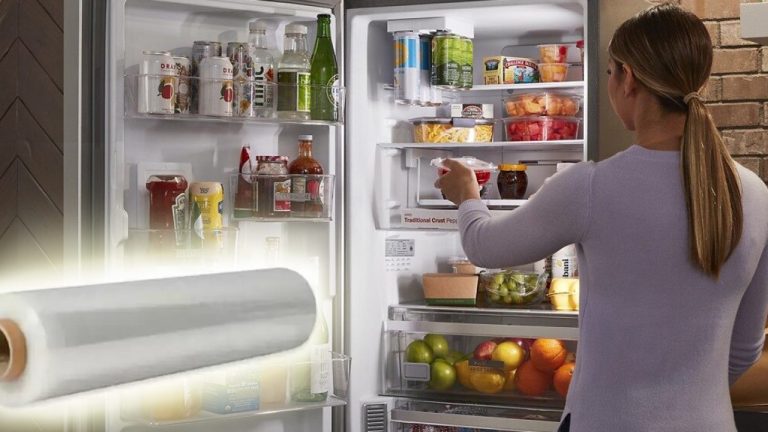 De ce să ții folie alimentară în frigider. Trucul care rezolvă o mare problemă