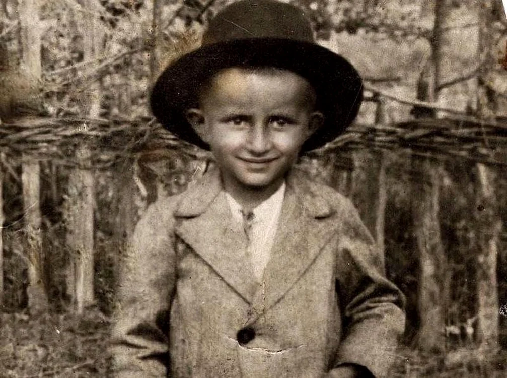 Știi cine este băiețelul din imagine?