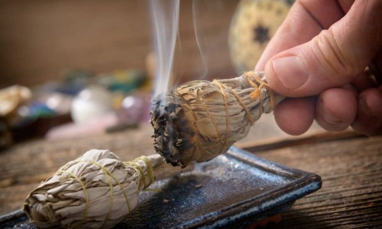 Metoda simplă care alungă definitiv energia negativă și ghinionul din casa ta. Vei avea parte de bani și fericire chiar de azi