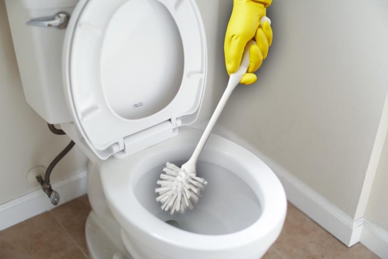 10 obiecte pe care să nu le arunci niciodată în toaletă. Greșeala majoră, țevile se pot înfunda