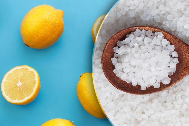 A înmuiat lămâie în sare grunjoasă și a scăpat de o mare problemă în baie. E trucul toamnei 2023