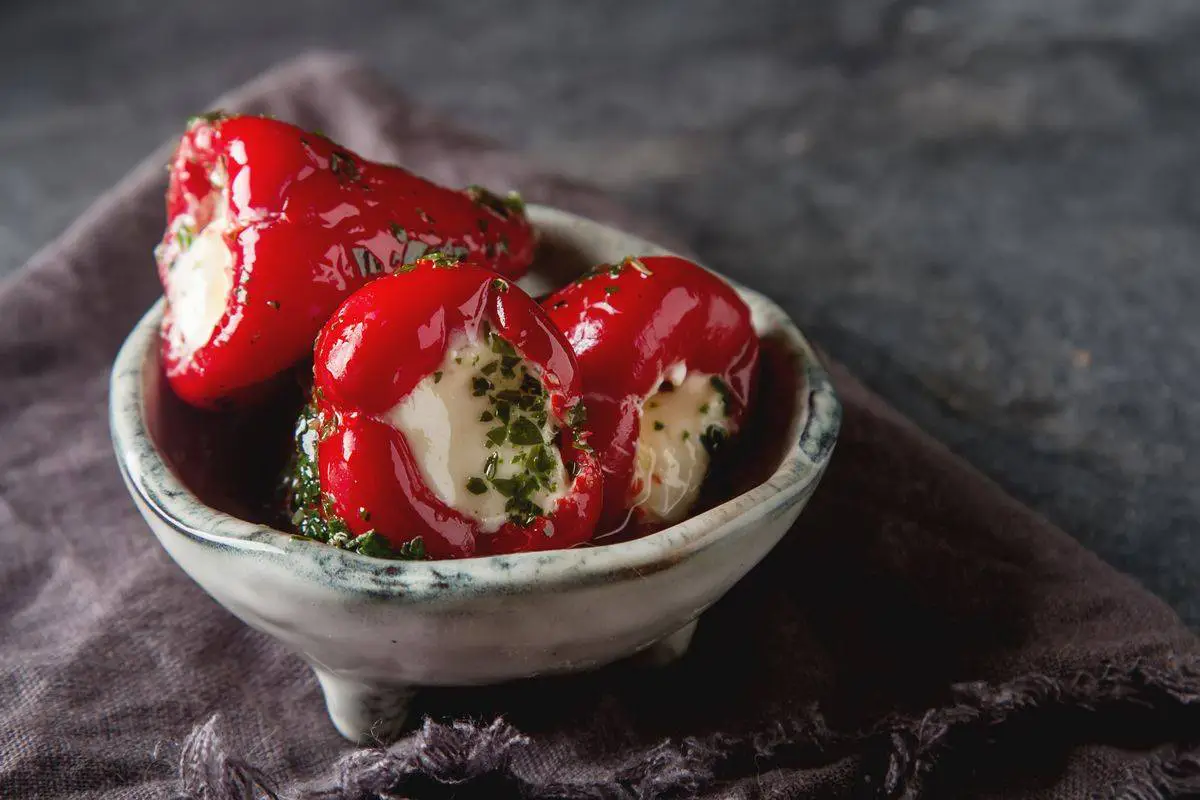 Ardei iuți umpluți cu brânză de capră la borcan