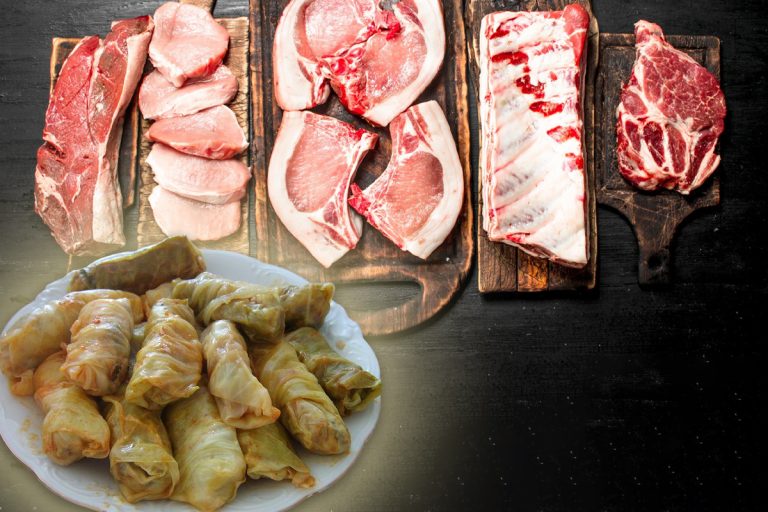 Câtă carne trebuie la 100 de sarmale. Secretul gospodinelor iscusite ca să iasă gustoase și moi