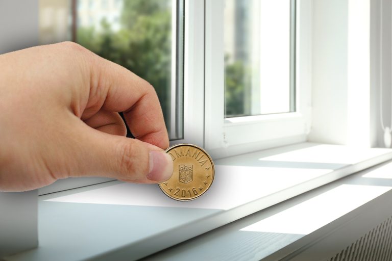 Ce se întâmplă dacă pui 7 monede lângă geam. Fă asta și vei avea viața dorită