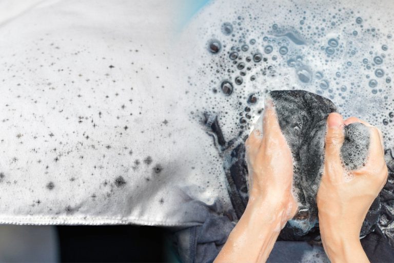 Cea mai simplă și eficientă metodă care elimină mirosul de mucegai din haine. Cu ce trebuie să le speli, de fapt