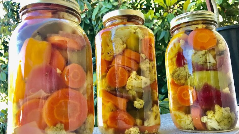 De ce să pui frunze de vișin deasupra murăturilor. Secretul știut de puține gospodine