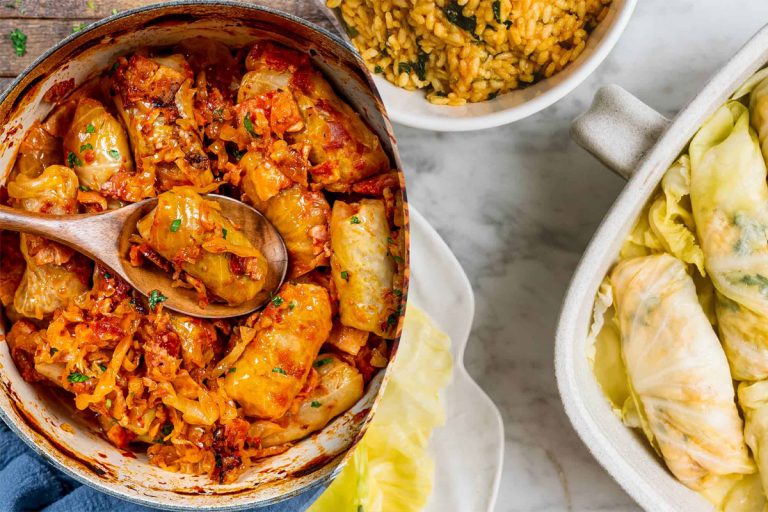 Cu ce să ungi oala înainte de a pune sărmăluțele la fiert. Secretul lui Radu Anton Roman pentru un gust desăvârșit