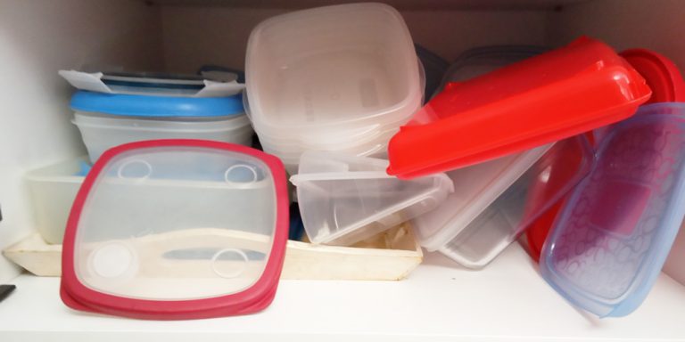 Cum scapi de mirosul neplăcut din caserolele de plastic. Cu ce trebuie să le speli, de fapt. Trucul bunicii e de mare ajutor