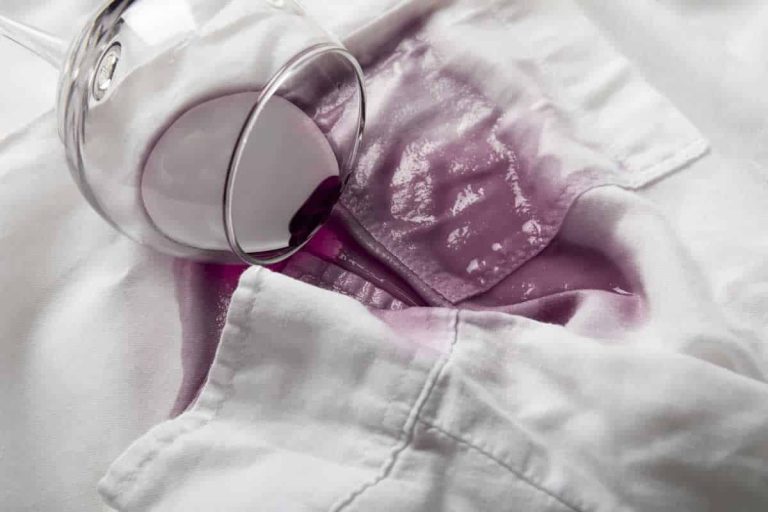 Cum poți să cureți petele de must sau vin roșu de pe haine. Ce trebuie să aplici de fapt pe pată, sfaturi și ponturi utile