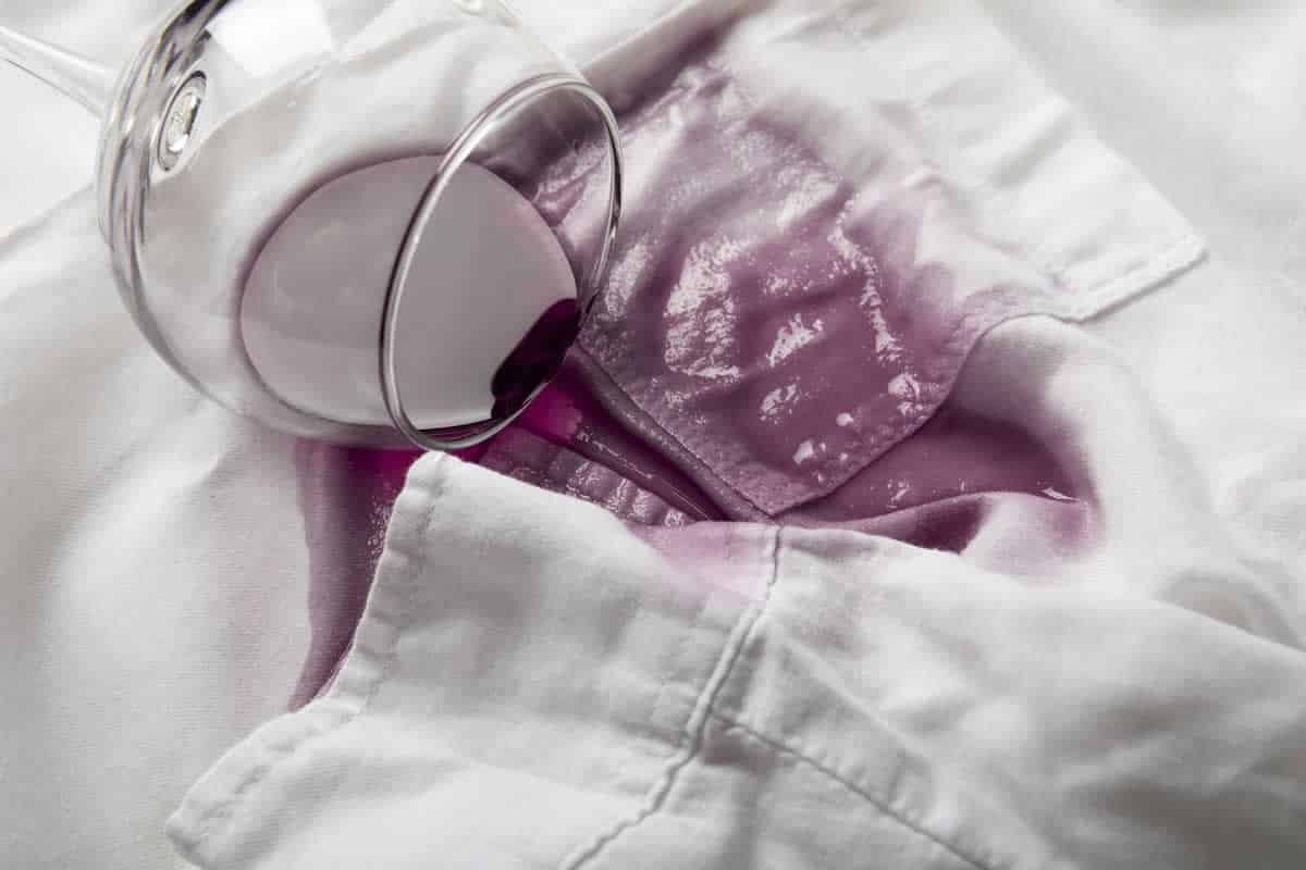 Cum poti sa cureti petele de must sau vin rosu de pe haine